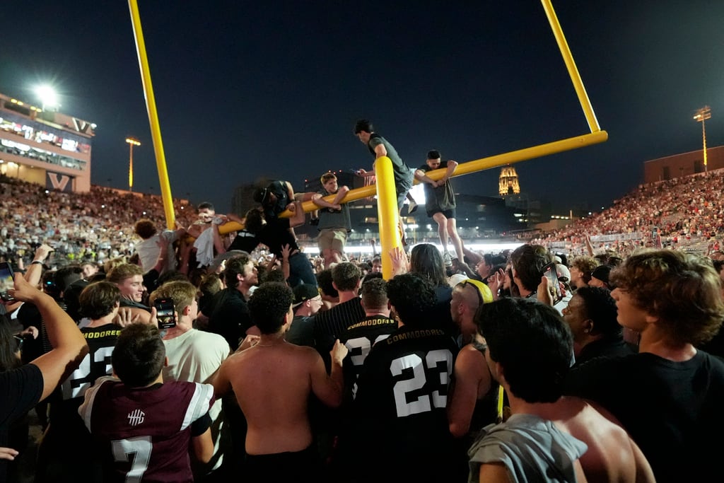 SEC officially fines Vanderbilt, Arkansas for field rushes