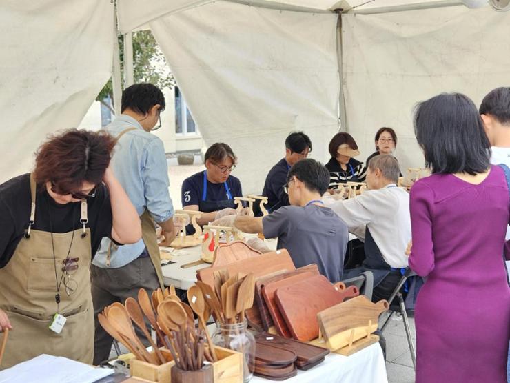 People participate in making a traditional small portable dining table made of wood during the Seoul Woodworking Festival at the Seoul Museum of Craft Art in Jongno District, Seoul, Thursday. Korea Times photo by Jung Da-hyun