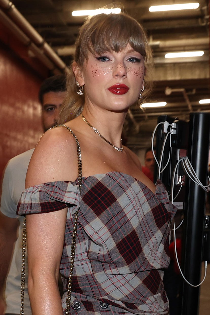 Taylor Swift wore glitter freckles to the Kansas City Chiefs game on October 7, 2024.