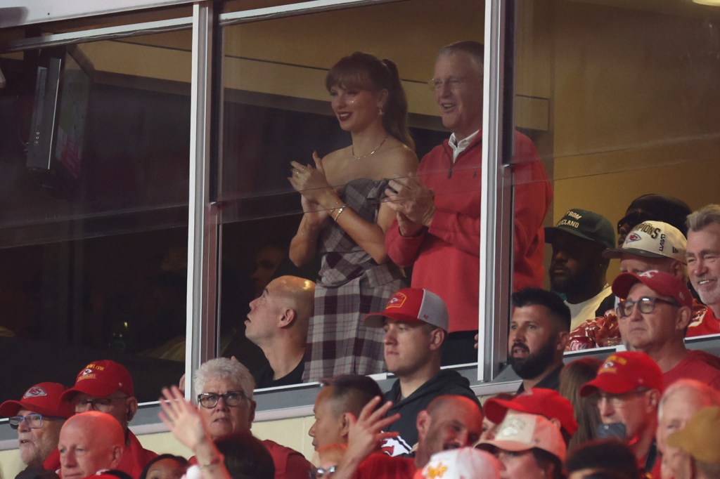 Taylor Swift supports Travis Kelce at Chiefs game amid breakup rumors