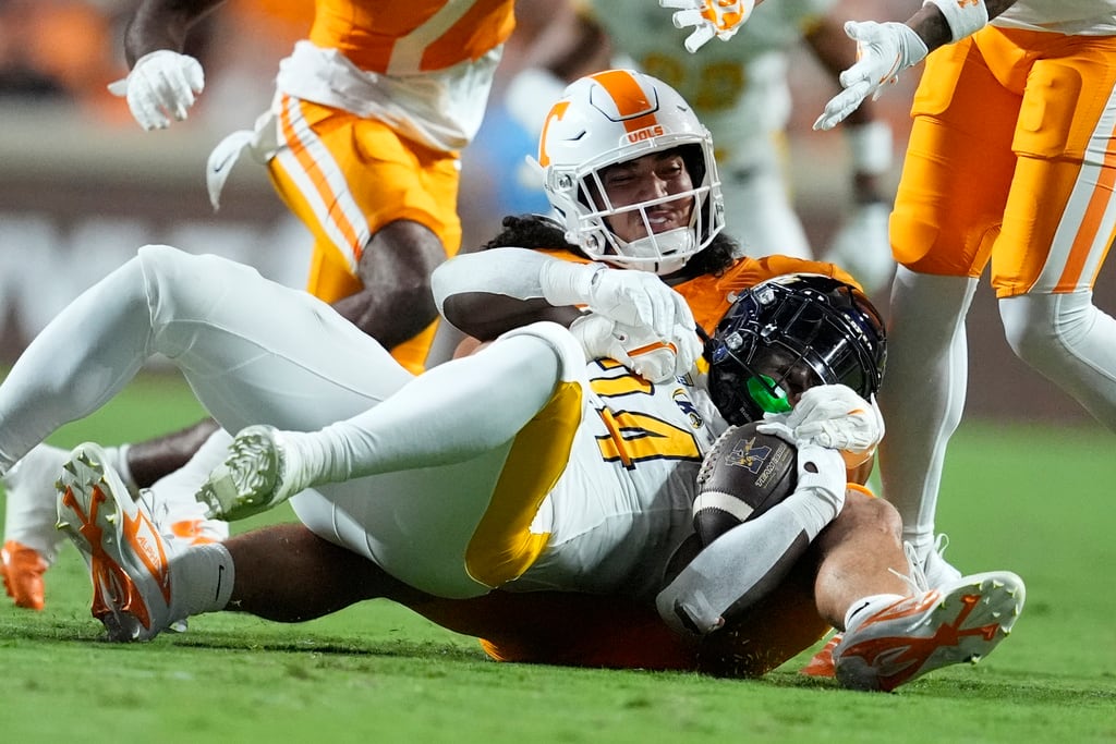 Tennessee’s leading tackler out for season after knee injury