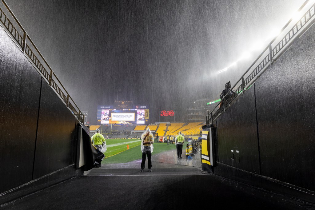 Thunderstorm delays start of Sunday night showdown between Dallas and Pittsburgh