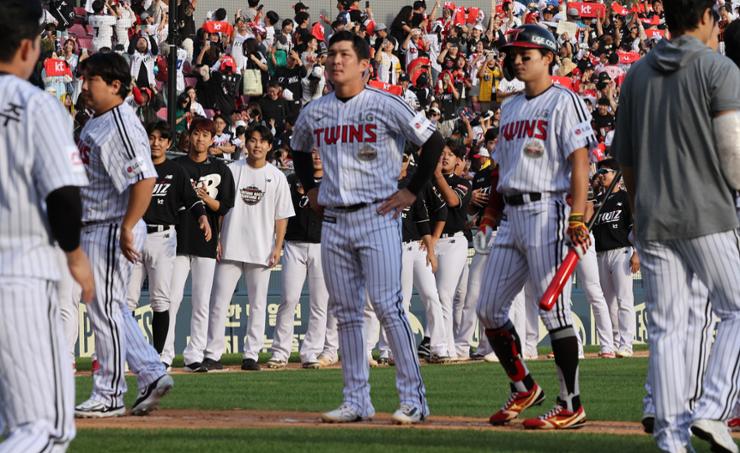 LG Twins players react to their 3-2 loss to the KT Wiz in Game 1 of the first round in the Korea Baseball Organization postseason at Jamsil Baseball Stadium in Songpa District, Seoul, Oct. 5. Yonhap