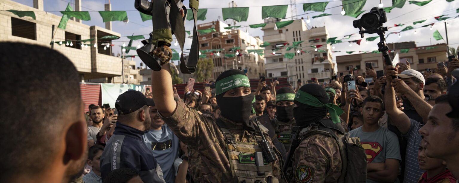 A member of Hamas' military wing raises a rifle seized from Israeli security forces during an arms show for the group at Nusseirat refugee camp, central Gaza Strip, Friday, June 30, 2023 - Sputnik International, 1920, 13.10.2024