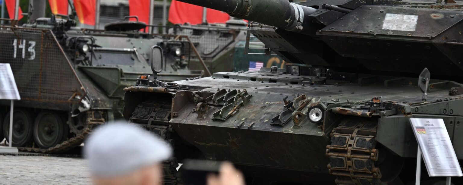 A trophy German Leopard 2 tank captured by Russian servicemen during a special operation, on Poklonnaya Hill in Moscow.  - Sputnik International, 1920, 28.04.2024