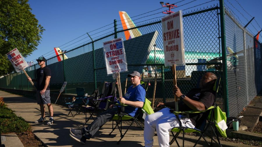 Washington lawmakers press Boeing, union to resolve monthlong strike