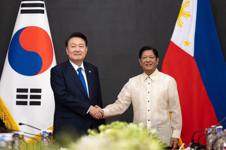 President Yoon Suk Yeol, left, shakes hands with Philippine President Ferdinand Marcos Jr. during their summit at Malacanang Palace in Manila, Oct. 7. Yonhap