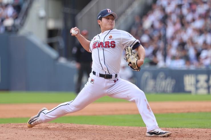 Doosan Bears closer Kim Taek-yeon pitches against the KT Wiz during the teams' Korea Baseball Organization wild card game at Jamsil Baseball Stadium in Seoul, Oct.3. Yonhap