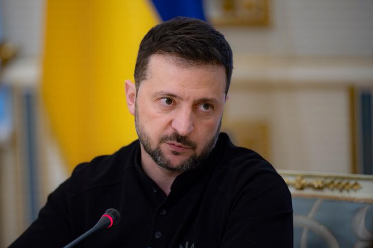 Ukrainian President Volodymyr Zelenskyy talks with Ukrainian journalists in Kyiv, Ukraine, in this photo provided by the Ukrainian Presidential Press Office, Oct. 21. AP-Yonhap