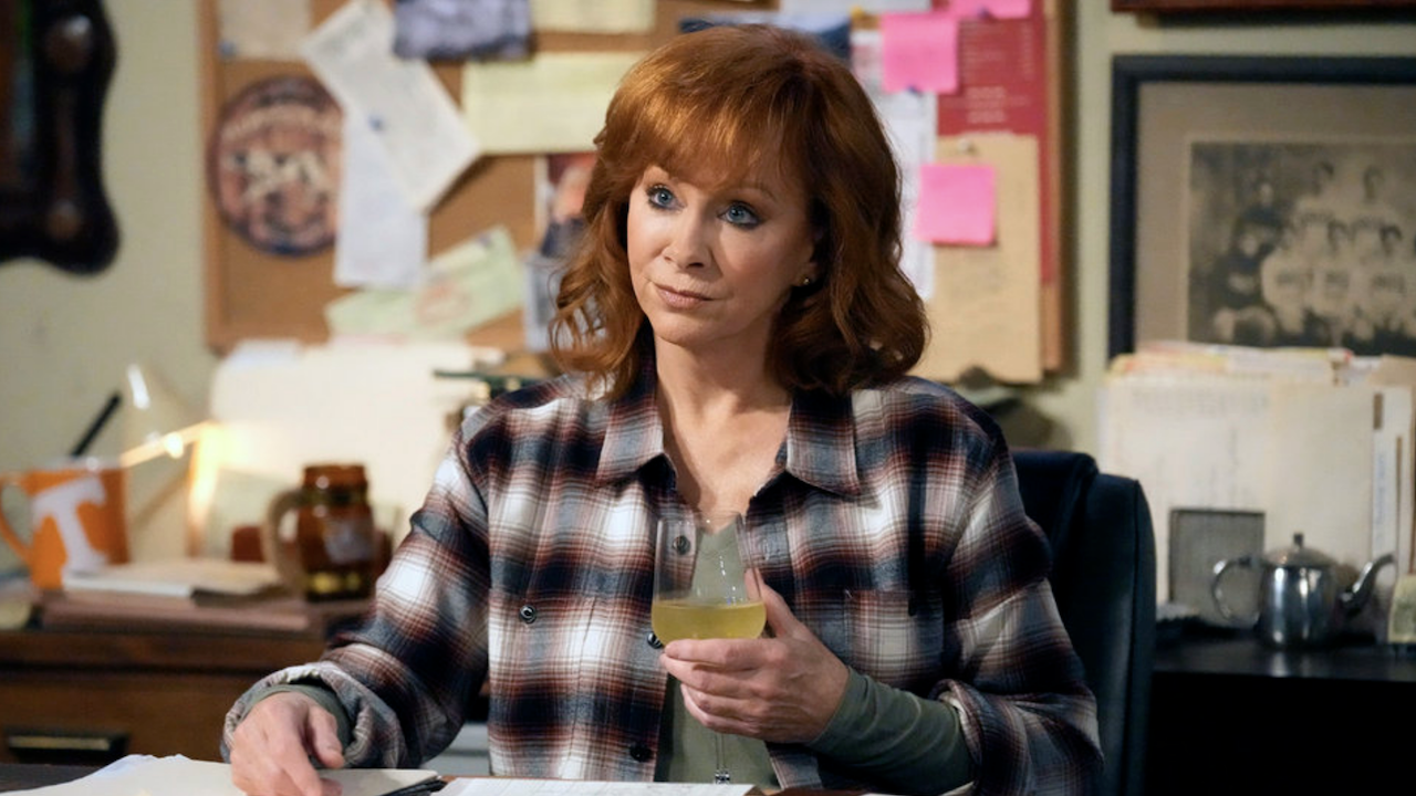 ‘I Don’t Know If She Sleeps’: How Reba McEntire’s The Voice Schedule Complicated Filming Her New Sitcom Happy’s Place, According To The Showrunner